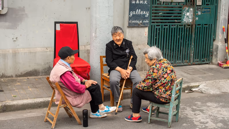 中国被抚养老人比例首次超过儿童